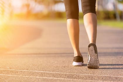 Optar por tomar un vaso de agua en vez de bebidas azucaradas que agregan calorías, o bien salir a caminar y dar un paseo al aire libre en vez de consumir información en las redes sociales son algunos de los cambios que se deben emprender de a poco