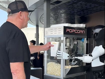 “Optimus”, el robot humanoide desarrollado por la compañía, es el encargado de entregar los pochoclos