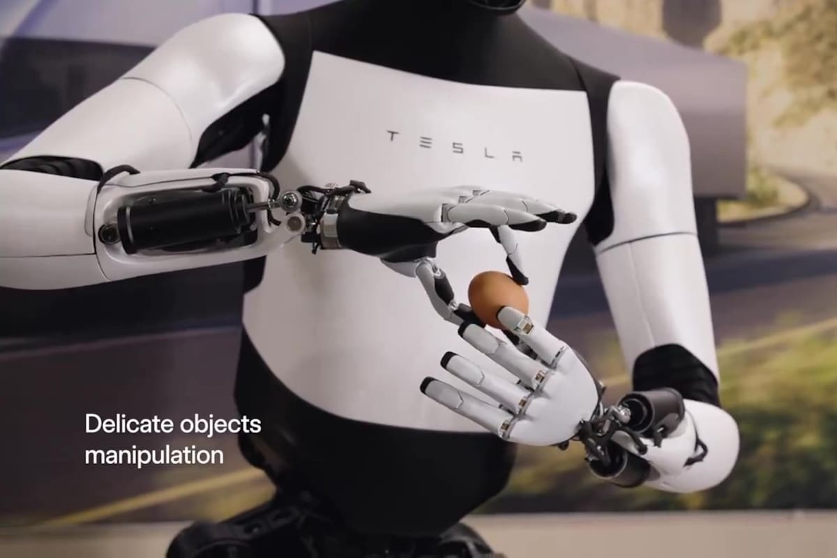 Optimus Gen 2, la nueva versión del robot humanoide de Tesla, puede manipular objetos frágiles, como un huevo crudo, gracias a sensores en las yemas de sus dedos