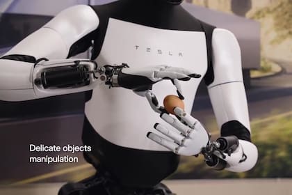 Optimus Gen 2, la nueva versión del robot humanoide de Tesla, puede manipular objetos frágiles, como un huevo crudo, gracias a sensores en las yemas de sus dedos