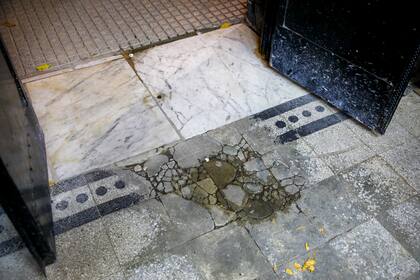 optó por mantener la estética de siempre con los pisos originales, persianas de hierro y altos estantes.