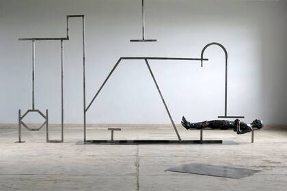 |<>|<, escultura y performance, Parque de la memoria, 2013