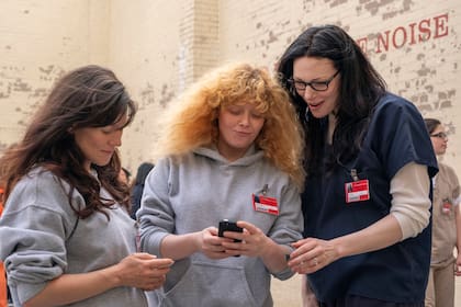 Lorna (Yael Stone), Nicki (Natasha Lyonne) y Alex (Laura Prepon), en una escena de la última temporada de Orange is the New Black