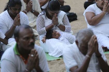 Orantes budistas rezan en Colombo por las víctimas de los ataques del domingo de Pascua