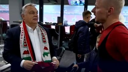 Orban, con una bufanda de la "Hungría histórica", que incluye territorio ucraniano