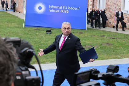 Orbán insta a la Unión Europea a levantar sanciones a energía rusa