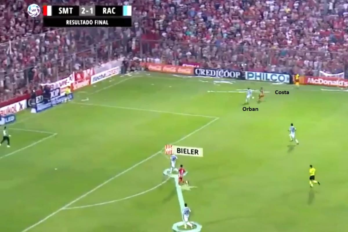 Orban sale al cruce de Costa y es gambeteado por el delantero de San Martín, que asistirá a Bieler para el 1-1