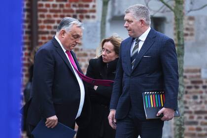 Orban y Fico, los dirigentes más cercanos a Moscú de la UE, juntos durante una cumbre europea en Bélgica (Archivo)