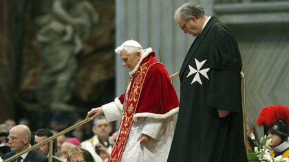 El cargo de gran maestro de la Orden de Malta suele ser vitalicio, pero el británico Matthew Festing (en la foto, junto al anterior papa, Benedicto XVI) tendrá que renunciar a él por petición del papa Francisco