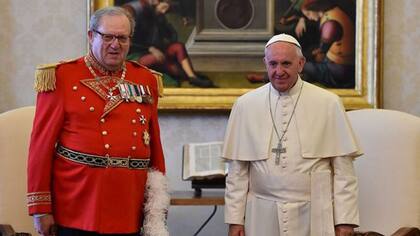 El gran maestre de la Orden de Malta, Matthew Fresting (izquierda), consideró lo de la comisión nombrada por el papa Francisco una "intromisión" en sus asuntos soberanos