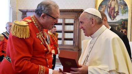 En las últimas semanas el británico Matthew Festing, el gran maestro de la Orden de Malta (izquierda), ha mantenido con el papa Francisco una dura pugna