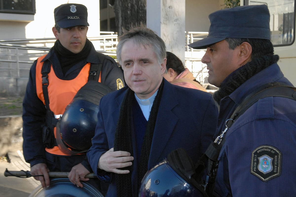 Ordenan incluir al sacerdote Julio Grassi en el registro genético de violadores