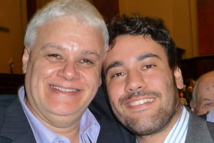Orellano junto a su hijo; asegura que volvería a cualquier otro canal menos a Crónica, porque perdió la mística