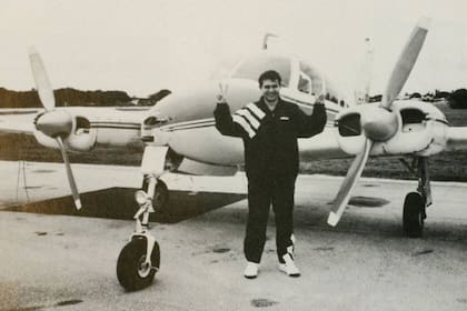 Orestes Lorenzo junto al Cessna con el que realizó la hazaña de rescatar a su familia retenida en Cuba