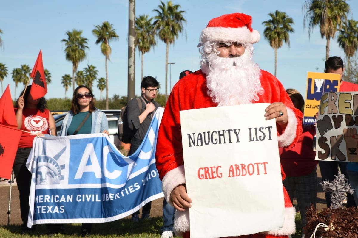 Organizaciones activistas protestan, incluido un hombre vestido de Santa Claus que sostiene un letrero que dice que el gobernador de Texas, Greg Abbott, está en la lista de los que se portaron mal (archivo)