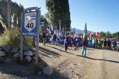 Organizaciones afines al kirchnerismo en una protesta para ingresar al Camino de Tacuifí para acceder al Lago Escondido