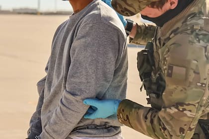 Organizaciones de derechos humanos denunciaron que la reubicación de migrantes a Guantánamo viola sus derechos y el debido proceso