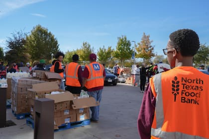 Organizaciones de Texas entregan comida gratis durante los últimos días de abril