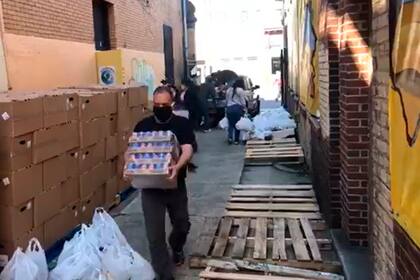 Organizaciones humanitarias trabajan junto con el gobierno para recolectar y distribuir productos esenciales en los refugios
