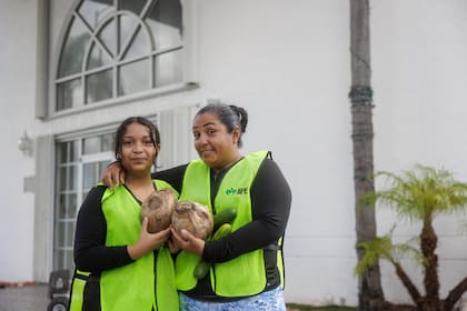 Organizaciones sin fines de lucro dan alimentos a personas ante retrasos en programas federales (FB FeedingAmerica)