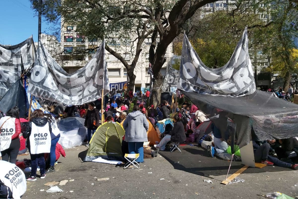 Organizaciones sociales continúan con el acampe en la 9 de Julio que durara 48 horas, esperan la sanción de la ley de Emergencia Alimentaria