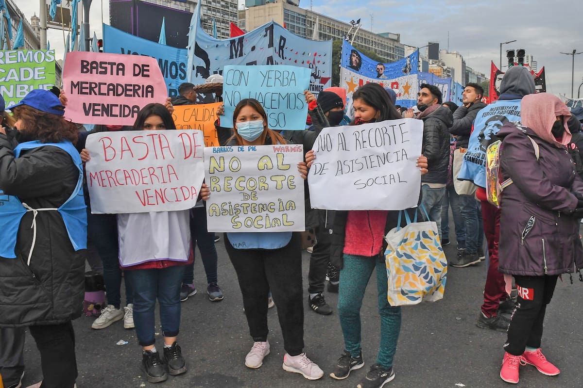 Organizaciones sociales de izquierda se concentraban esta mañana en las inmediaciones del Obelisco porteño para hacer un "ollazo", y luego marchar a la sede del Gobierno porteño, en el barrio de Parque Patricios, para reclamar nuevamente asistencia para los comedores populares que, afirman, están "desbordados" por personas de todas las edades desocupadas o con trabajos precarios.