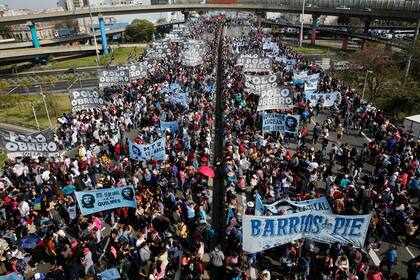 Organizaciones sociales durante una marcha al ministerio de Desarrollo Social