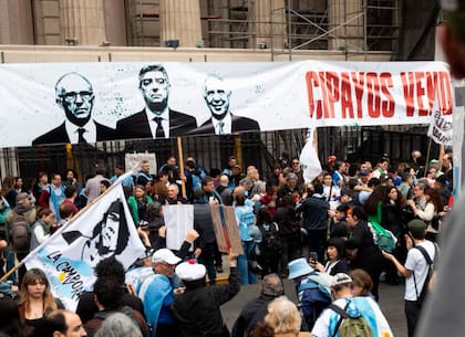 Organizaciones sociales hacen una protesta contra la Corte Suprema, a comienzos de este mes