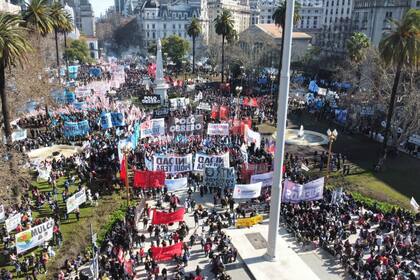 Organizaciones sociales marchan a la Plaza de Mayo