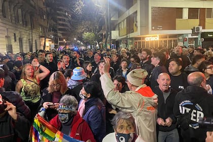 Organizaciones sociales marchan al domicilio de Cristina Kirchner