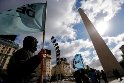 Organizaciones sociales marchan al reclamando un aumento en la asistencia alimentaria