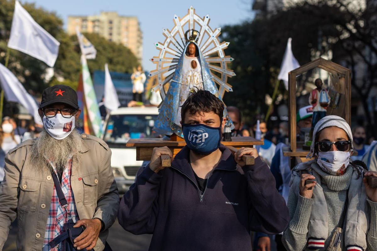 Organizaciones sociales marchan de la iglesia de san cayetano en liniers a plaza de mayo