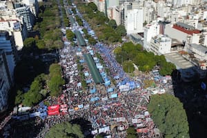 Organizaciones sociales marchas por la 9 de Julio rumbo al Ministerio de Desarrollo Social
