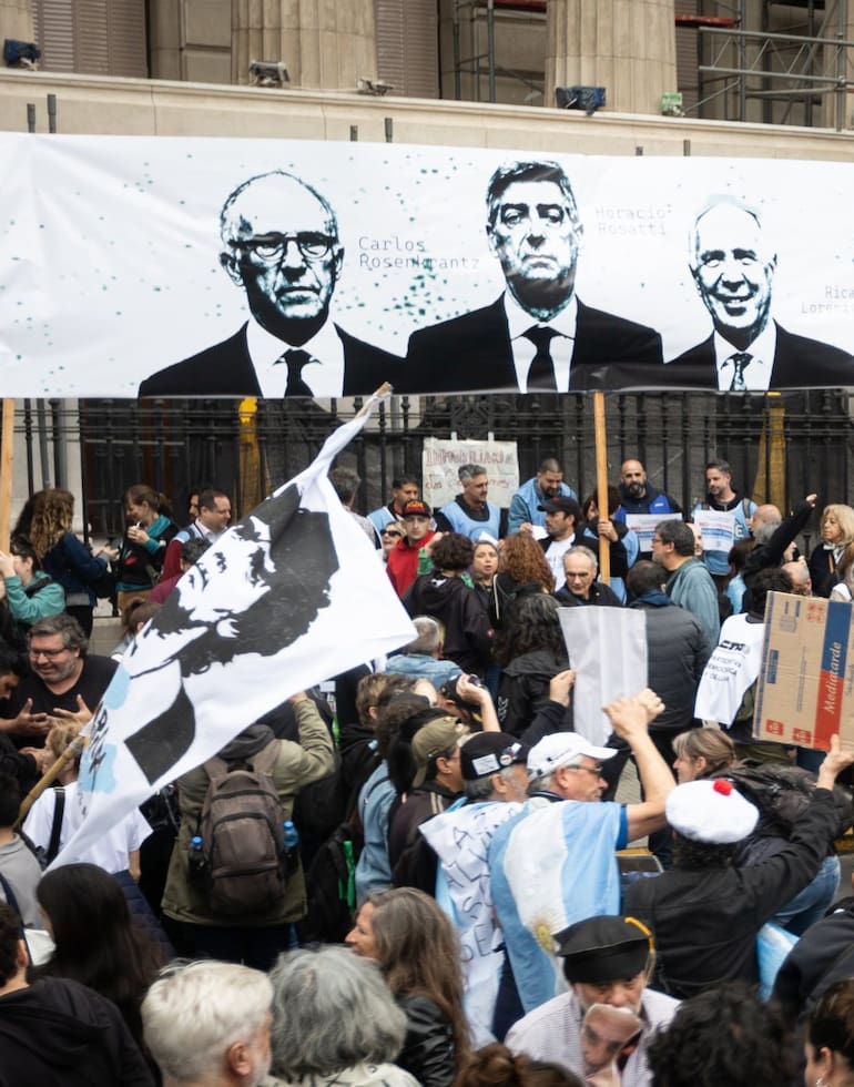 Organizaciones sociales movilizaron a la corte suprema para protestar contra la medida que autoriza a la venta de tierras. Buenos Aires, Octubre 6, 2026. (Nicolas Suarez / La Nacion)