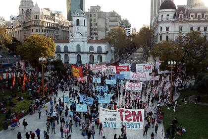 Organizaciones sociales que encabezan las tomas de tierra, marchando a Plaza de Mayo