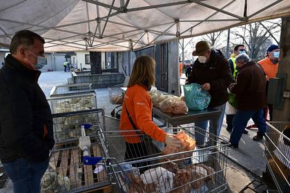 Organizaciones sociales reparten alimentos en Milán