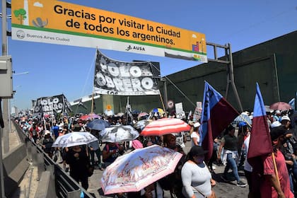 Organizaciones sociales vinculadas a partidos políticos de izquierda cortaban el Puente Pueyrredón de Avellaneda