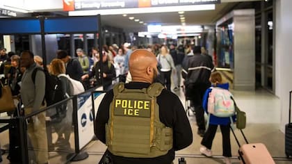 Organizaciones sociales y abogados de inmigración señalan un aumento de las detenciones en los aeropuertos