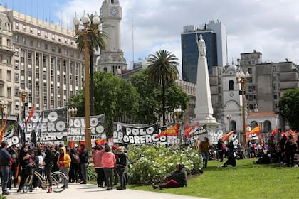 Las organizaciones sociales se movilizaron a la Plaza de Mayo por el desalojo de Guernica