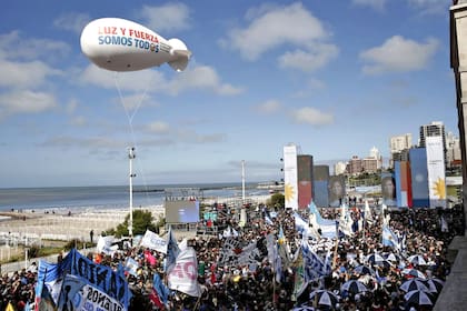 Organizaciones sociales y sindicatos, presentes en el acto de cierre de campaña de Alberto Fernández