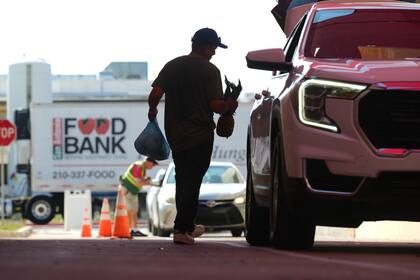 Organizaciones y bancos de alimentos ofrecen ayuda a las personas afectadas por la suspensión de pagos SNAP (AP Foto/Eric Gay)