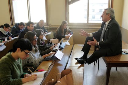 Alberto Fernandez dictando clases en la facultad de derecho de la UBA