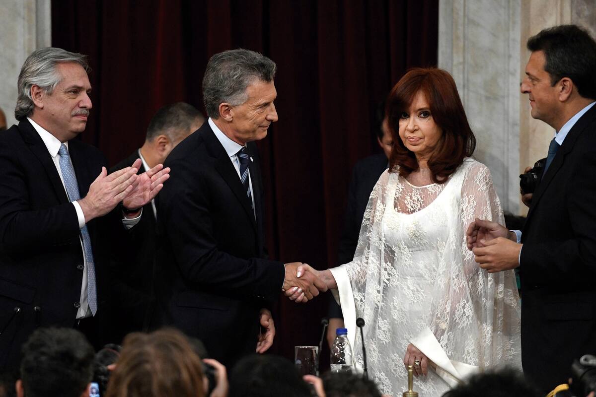 Organizada por ARGRA se inaugura la 31° Muestra Anual de Fotoperiodismo Argentino. CABA, 22 de febrero de 2019. CABA, 10 de diciembre de 2019 El presidente saliente Mauricio Macri saluda a la vicepresidenta electa Cristina Fernández de Kirchner antes de retirarse de la ceremonia donde entregó los at