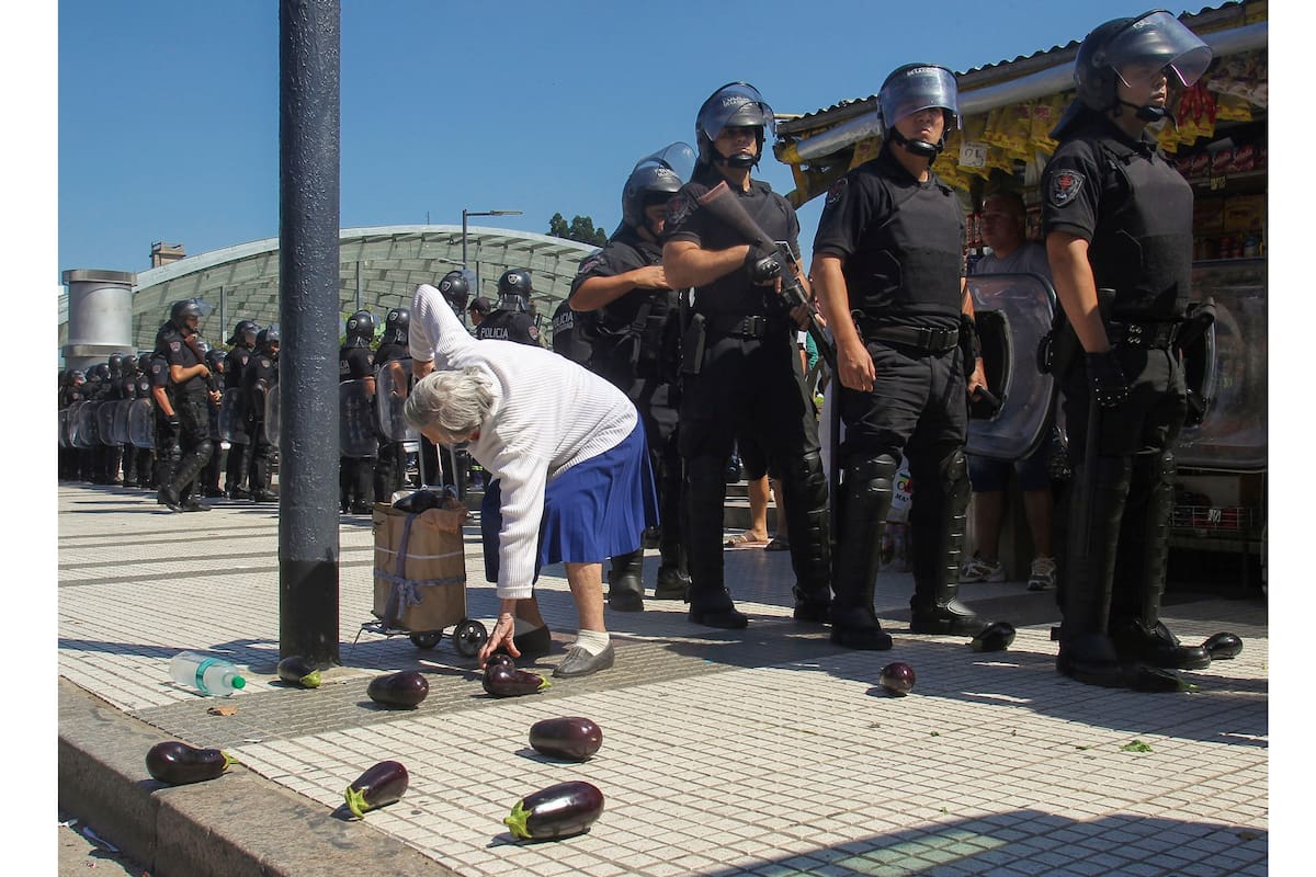 Organizada por ARGRA se inaugura la 31° Muestra Anual de Fotoperiodismo Argentino. CABA, 22 de febrero de 2019 Una jubilada recoge berenjenas esparcidas en el piso luego de la represión de la policía por el Verdurazo, organizado por integrantes de la Unión de Trabajadores de la Tierra (UTT) en la Pl