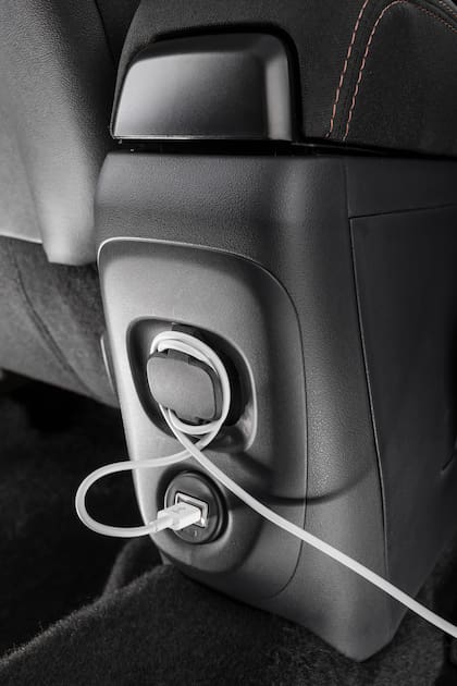 Organizador de cables para cargar celulares en la parte trasera del C4