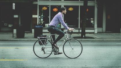 Organizar la semana para incorporar la actividad física: puede ser una caminata o ir al trabajo en bicicleta