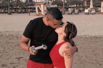 Organizó un romántico momento en la playa pero un dron lo traicionó