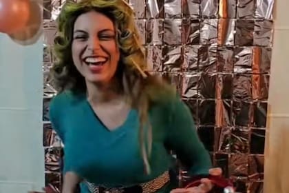 Organizó una fiesta de disfraces de stickers de Whatsapp y se hizo viral