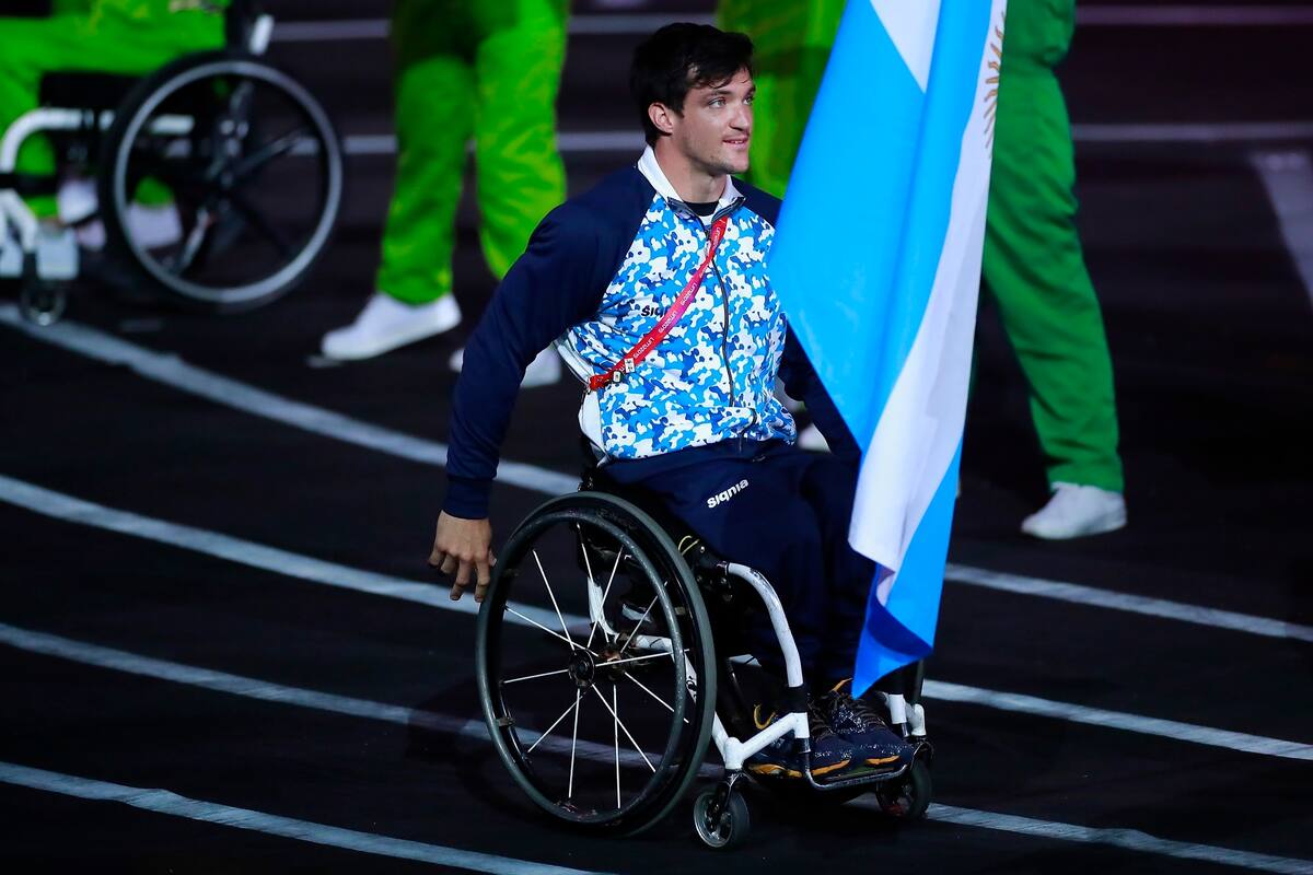Orgullo argentino: Gustavo Fernández (tenis), traslada la bandera argentina en la ceremonia de apertura de los Juegos de Lima