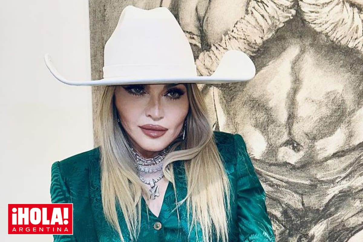 Orgullosa, la famosa mamá del artista recorrió la exhibición, compuesta por veinte piezas.